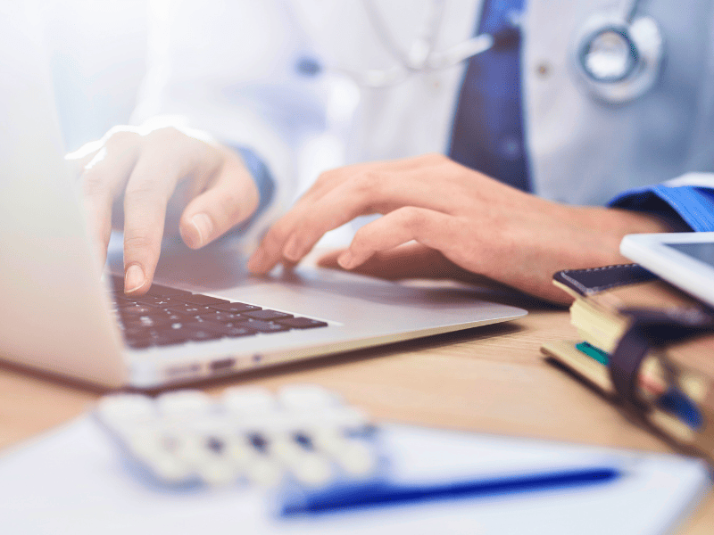 Médecin qui utilise l'IA pour améliorer sa pratique de la médecine.